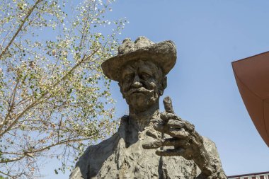 BÜKREŞ, ROMANIA - Haziran 2022: Romen yazar Ioan Luca Caragiale 'nin heykeli aynı isimle Ulusal Tiyatro önünde. Sanatçı Ioan Bolborea 'nın çalışmaları.