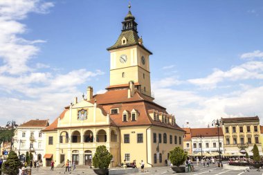 Brasov, Romanya, Brasov kentinin merkez meydanı, eski ranotsny meydanı, merkezinde saatler olan kule - Aug 2022