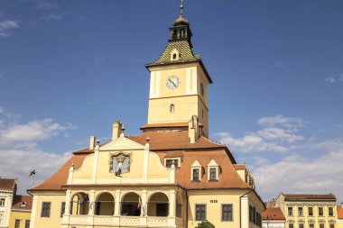 Brasov, Romanya, Brasov kentinin merkez meydanı, eski ranotsny meydanı, merkezinde saatler bulunan kule