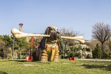 Ankara, Türkiye: Köpek şeklinde salıncaklı çocuk parkı