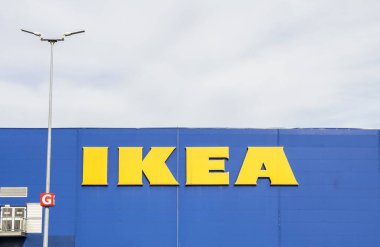 Bükreş / Romanya - 8 Mayıs 2022: Bükreş 'teki bir depoda IKEA şubesi. IKEA, mobilya, mutfak ve aksesuarlar tasarlayan ve satan İsveç merkezli çokuluslu bir gruptur.