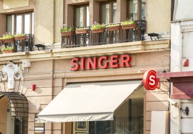 Bükreş, Romanya: Amerikalı tüketici dikiş makinesi üreticisinin Singer Corporation logosu Bükreş 'teki genel merkezinin üzerinde görülüyor.
