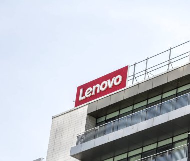 Bükreş, Romanya: Lenovo 'nun Lenovo' daki işareti. Lenovo Çin 'in Pekin şehrinde merkezi olan bir Çin teknoloji şirketi..