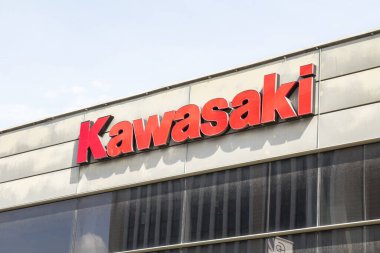 Bükreş, Romanya: Kawasaki motosiklet logosu. Kawasaki motorsikletleri Kawasaki Heavy Industries tarafından üretilir..