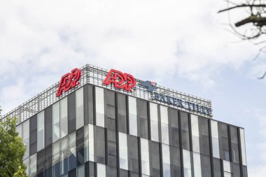 Bükreş, Romanya: ADP Pleasanton Ofisi 'nde ADP işareti görülüyor. Otomatik Veri İşleme Şirketi (İngilizce: Automatic Data Processing Inc., İngilizce: Automatic Data Processing Inc., İngilizce: Automatic Data Processing Inc..