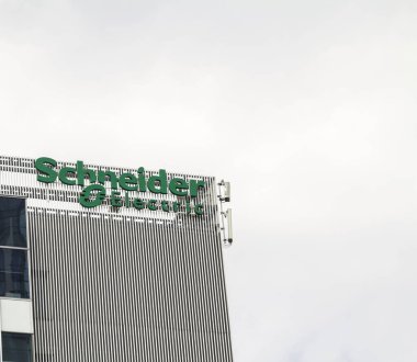 Bükreş, Romanya - 12 Haziran 2022: Enerji yönetimi ve otomasyon alanında Schneider Electric küresel uzmanının logosu Pipera 'daki bir binanın tepesinde sergileniyor.