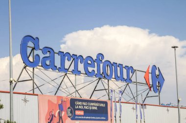 Bükreş, Romanya - Haziran 2022: Fransız çokuluslu perakendecisi Carrefour 'un logosu Bükreş' te.