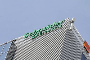 Bükreş, Romanya: Enerji yönetimi ve otomasyon alanında Schneider Electric küresel uzmanının logosu 'Pipera' mahallesindeki bir binanın tepesinde sergileniyor.