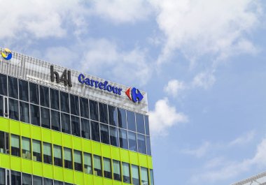 Bükreş, Romanya - Ağustos 2022: Fransız çok uluslu perakendeci Carrefour 'un logosu Bükreş' teki Yeşil Mahkeme Binası B 'nin tepesinde görülüyor. Bu resim sadece editörler içindir..