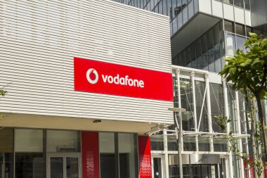 Bükreş, Romanya: Vodafone Logosu - Vodafone bir İngiliz çokuluslu telekomünikasyon şirketi ve dünyanın en büyük mobil telekomünikasyon şirketlerinden biri..