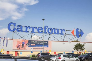 Bükreş, Romanya: Fransız çok uluslu perakendecisi Carrefour 'un logosu Bükreş' te.