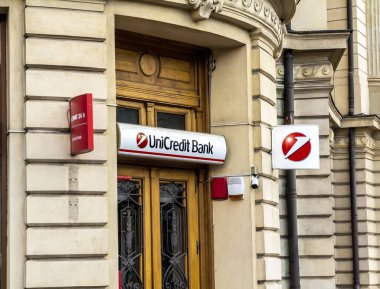 Bükreş, Romanya: Unicredit banka şubesi imzası. Unicredit 18 ülkede 25 milyon müşteriyi destekliyor ve İtalya 'nın en büyük ikinci grubu..