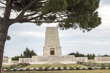 Türkiye 'nin Çanakkale kentindeki Gelibolu Savaş Alanındaki Yalnız Çam Çamı Anıtı Anıtı ve Mezarlığı.