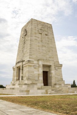 Türkiye 'nin Çanakkale kentindeki Gelibolu Savaş Alanındaki Yalnız Çam Çamı Anıtı Anıtı ve Mezarlığı.