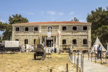 Çanakkale, Türkiye: Anakkale Şehitlik Müzesi (Hilal-i Ahmer) Eceabat-Altepe köyünde yer almaktadır. Anakkale Savaşı ile ilgili eşyalar müzede sergileniyor..