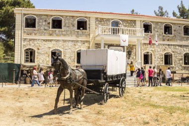 Çanakkale, Türkiye: Anakkale Şehitlik Müzesi (Hilal-i Ahmer) Eceabat-Altepe köyünde yer almaktadır. Anakkale Savaşı ile ilgili eşyalar müzede sergileniyor..