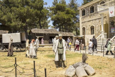 Çanakkale, Türkiye: Anakkale Şehitlik Müzesi (Hilal-i Ahmer) Eceabat-Altepe köyünde yer almaktadır. Anakkale Savaşı ile ilgili eşyalar müzede sergileniyor..