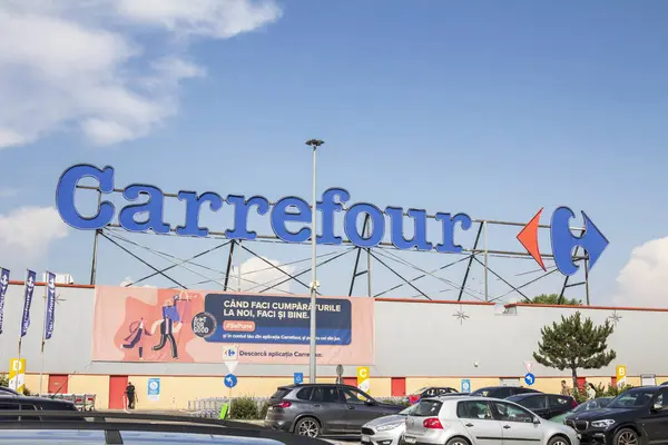 Bükreş, Romanya: Fransız çok uluslu perakendecisi Carrefour 'un logosu Bükreş' te.