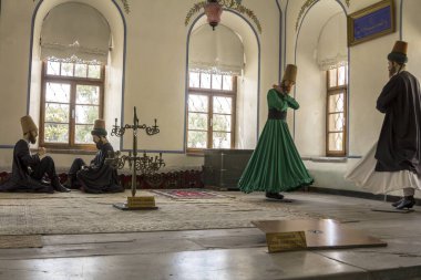 KONYA, TURKEY - Temmuz 2022: Mevlana Müzesi 'ndeki balmumu derviş heykelleri, Mevlana Celaleddin Rumi' nin mezarı, Mevlevi Sufi derviş dervişlerinin kurucusu.