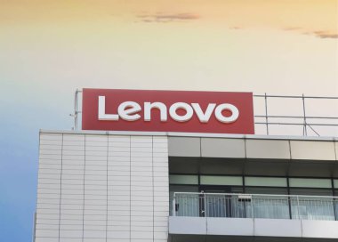 Bükreş, Romanya: Lenovo 'nun Lenovo' daki işareti. Lenovo Çin 'in Pekin şehrinde merkezi olan bir Çin teknoloji şirketi.