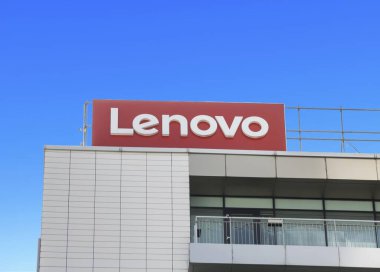 Bükreş, Romanya Haziran 2022: Lenovo 'nun Lenovo' daki işareti. Lenovo Çin 'in Pekin şehrinde merkezi olan bir Çin teknoloji şirketi..