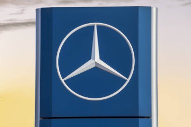 Schwabach, Alman otomobil satıcısı Mercedes-Benz. Mercedes-Benz, Alman otomobil üreticisi..