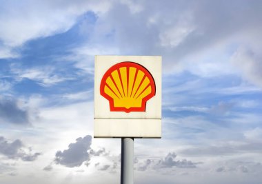 Ankara, Türkiye: Mavi gökyüzüne karşı kabuk işareti. Shell, merkezi Hollanda 'da bulunan ve Birleşik Krallık' ta bulunan çok uluslu bir İngiliz petrol ve gaz şirketidir.