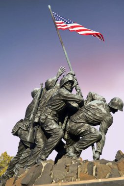  Wash DC, ABD 'deki Iwo Jima Memorial Hastanesi. 1775 'ten beri ülkelerini savunurken ölen Birleşik Devletler Deniz Kuvvetleri' nin tüm personeline adanmış bir anma töreni..