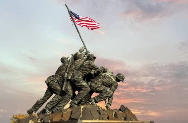  Wash DC, ABD 'deki Iwo Jima Memorial Hastanesi. 1775 'ten beri ülkelerini savunurken ölen Birleşik Devletler Deniz Kuvvetleri' nin tüm personeline adanmış bir anma töreni..