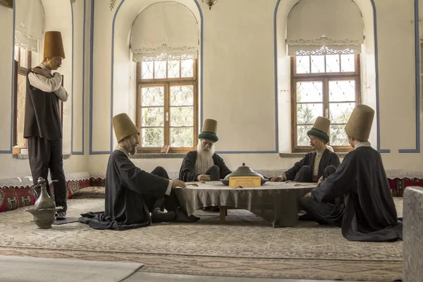 KONYA, TURKEY - Temmuz 2022: Mevlana Müzesi 'ndeki balmumu derviş heykelleri, Mevlana Celaleddin Rumi' nin mezarı, Mevlevi Sufi derviş dervişlerinin kurucusu.