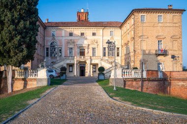 Govone Savoia Kalesi 'nin ön cephesi, Langhe tepeleri (Cuneo ili, Piedmont, İtalya) üzerindedir. Bu bölge değerli şaraplarıyla dünyaca ünlüdür ve 2014 yılından beri UNESCO Site 'dir..