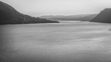 Orta Göl üzerinde kış batımı manzarası, Kuzey İtalya 'nın küçük buzullu gölü (Piedmont, Novara Eyaleti) UNESCO sahası.