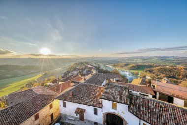 Çevresindeki tepelerden (Piedmont, Kuzey İtalya) alınan Treville köyünün kış panoraması, Alessandria Eyaleti 'nin Monferrato bölgesinde yer almaktadır..