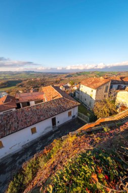 Çevresindeki tepelerden (Piedmont, Kuzey İtalya) alınan Treville köyünün kış panoraması, Alessandria Eyaleti 'nin Monferrato bölgesinde yer almaktadır..