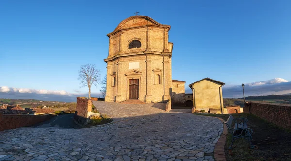 特雷维尔教堂的立面从其对周围山丘 意大利北部皮埃蒙特 的观点出发 位于亚历山德里亚省孟费拉托的酿酒厂地区 — 图库照片