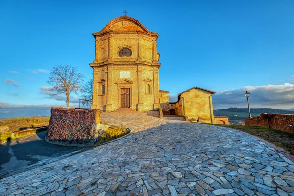 特雷维尔教堂的立面从其对周围山丘 意大利北部皮埃蒙特 的观点出发 位于亚历山德里亚省孟费拉托的酿酒厂地区 — 图库照片