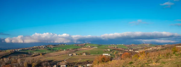 トレヴィル村 ピエモンテ州 北イタリア の観点から撮影モンフェラートの丘陵地帯の冬のパノラマは アレッサンドリア州の有名なワイナリーエリアです — ストック写真