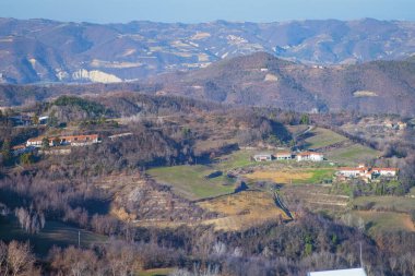 Langhe tepelerinin kış manzarası (Piedmont, Kuzey İtalya); bu bölge değerli kırmızı şaraplar üretimi ve fındık ekimi ile dünyaca ünlüdür..