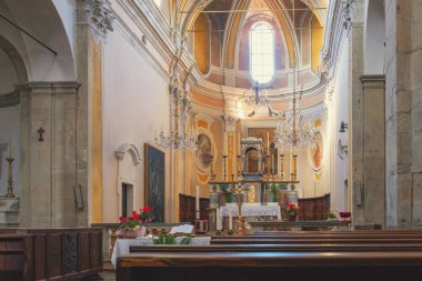Roccaverano 'nun ortaçağ kulesinin iç manzarası, Langhe (Piedmont, Kuzey İtalya) yamacında küçük bir şehir; bu bölge değerli şarap ve fındık üretimiyle dünyaca ünlüdür..