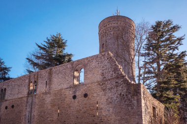 Roccaverano 'nun ortaçağ kulesinin manzarası, Langhe (Piedmont, Kuzey İtalya) yamacında küçük bir şehir; bu bölge değerli şarap ve fındık üretimleriyle dünyaca ünlüdür..