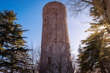 Roccaverano 'nun ortaçağ kulesinin manzarası, Langhe (Piedmont, Kuzey İtalya) yamacında küçük bir şehir; bu bölge değerli şarap ve fındık üretimleriyle dünyaca ünlüdür..