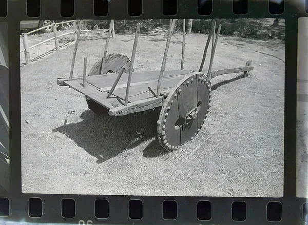 布洛克推车古旧的照片用黑白的模拟胶卷相机拍摄 实际工作 免版税图库照片