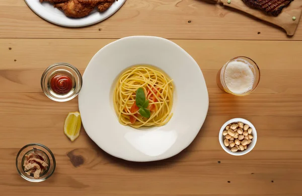 Tavolo Legno Con Vari Alimenti Happy Hour Piatto Principale Pasta — Foto Stock