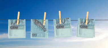 Para Aklama Konsepti: 100 Reais Banknotları Çamaşır ipinde Kuruyor