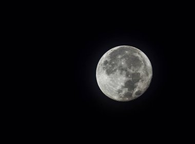 Dolunay, Güneş ve Ay 'ın Dünya' nın zıt taraflarında hizalandığı ve Ay 'ın yüzünün% 100' ünün Güneş tarafından aydınlatıldığı zamandır..