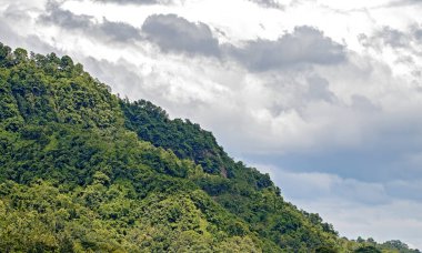 Tepelerdeki cennet. Bu fotoğraf Kaptai 'den çekildi. Kaptai, Bangladeş' in Chittagong bölgesinde Rangamati Bölgesi 'ne bağlı bir Upazila.