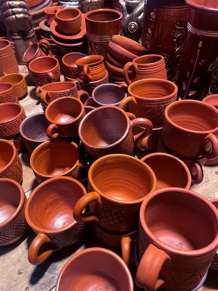 Melada sergilenen renkli kil kaplar ve el yapımı çömlekler. Bu fotoğraf Bangladeş 'ten çekildi..