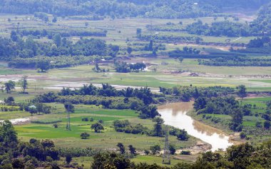 Güzel Khagrachari manzarası. Khagrachari, yemyeşil tepeler, dingin nehirler ve çeşitli kabile kültürleriyle karakterize edilmiş çarpıcı bir manzaraya sahiptir.. 