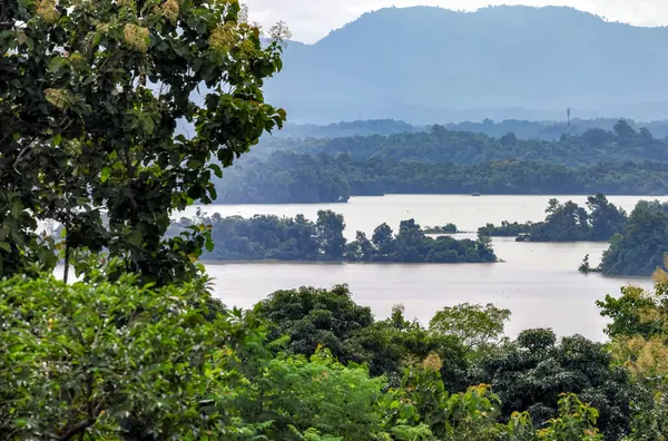 Kaptai Gölü üzerinde sabah sisi ve dramatik yeşil tepe manzarası. Bu fotoğraf Rangamati, Chittagong Bangladeş 'ten çekildi..