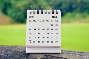 Mart 2024, yeşil arkaplanı bulanık beyaz takvim. 2024 Yeni Yıl Konsepti